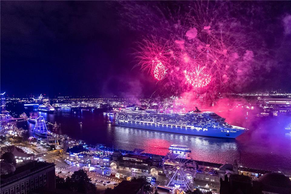 Große Parade und Feuerwerk - am Samstag haben Tausende Menschen dem Höhepunkt der Cruise Days genossen.Bodo Marks/dpa