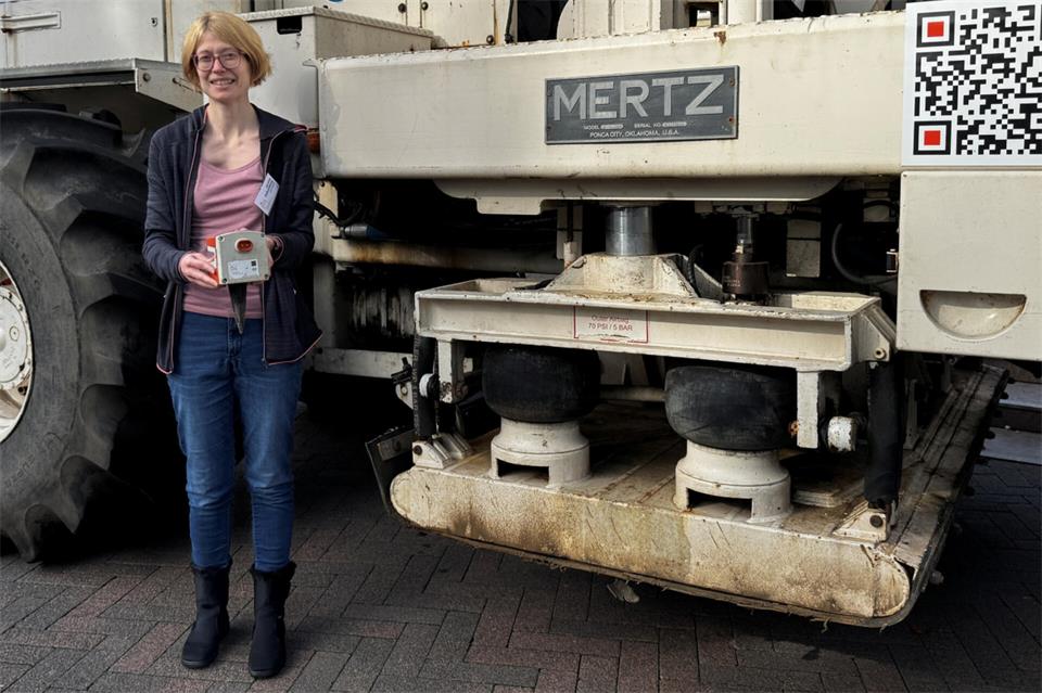 Große Platte und kleines Aufzeichnungsgerät: Janina Falkenberg zeigt ein Geophon.