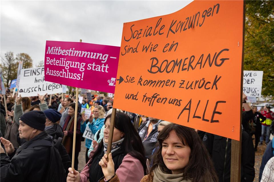 Mehr als 5.000 Menschen protestieren gegen Sozialkürzungen Große Protestaktion in Schwerin gegen drohende Sozialkürzungen. Ulrich Perrey/dpa