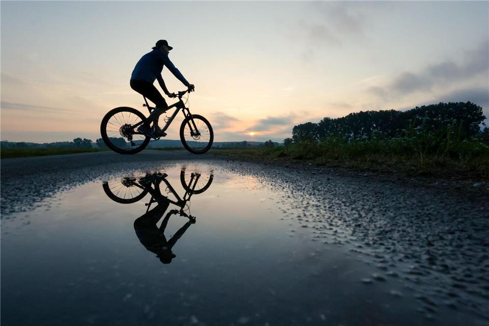 Große Regenpfützen erwarten den Südwesten auch in den kommenden Tagen. Thomas Warnack/dpa