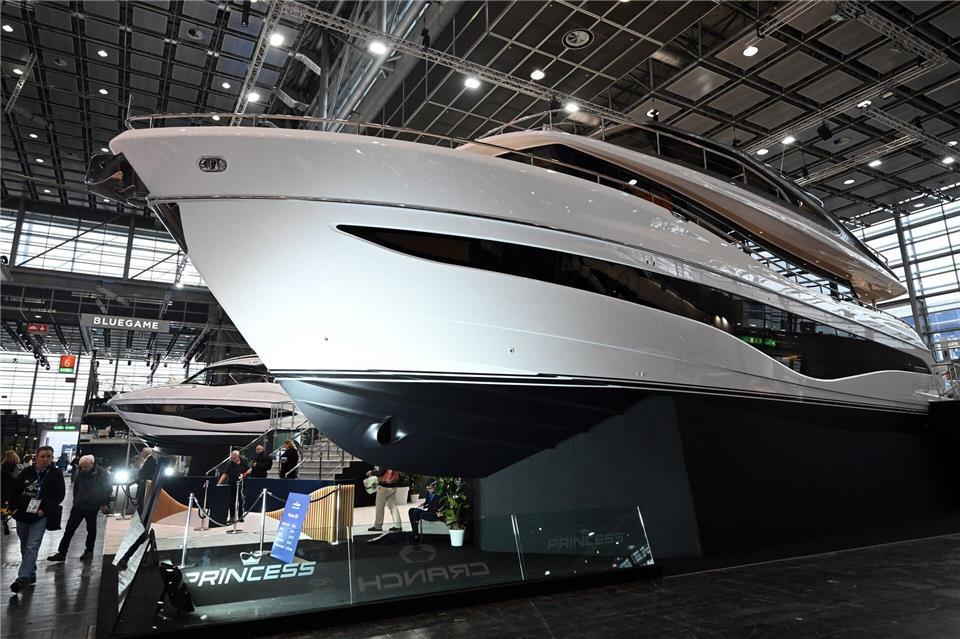Große Schiffe, stolze Preise: eine der unzähligen Jachten bei der Messe Boot.Federico Gambarini/dpa