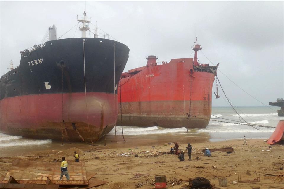 Große Schiffe wurden an der Küste vor Gadani in Pakistan auf Grund gesetzt, damit sie abgewrackt werden können.