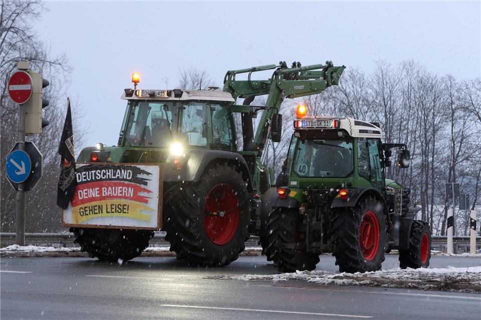 Große Traktoren haben Straßen blockiert - Landwirte äußerten damit ihren Protest gegen das Mercosur-Abkommen. Christian Butt/dpa