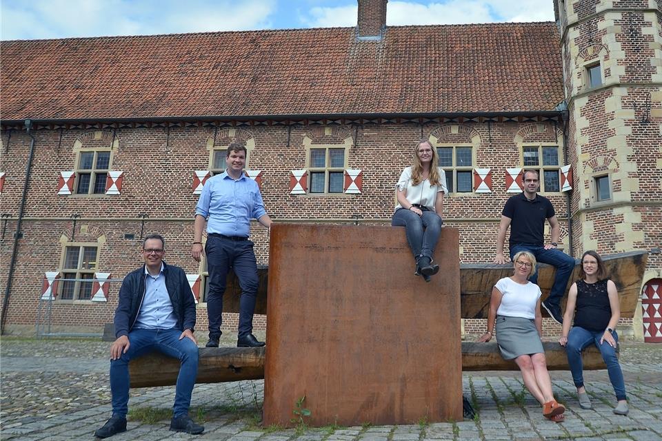 Große Vorfreude bei (von links): Andreas Grotendorst (Moderator), Oliver Jahnich (Orchesterleiter) sowie bei den Vorstandsmitgliedern Melanie Unnebrink, Tim Heistermann, Hannah Nießing und Ulrike Heidermann von der EAV (Allgemeinen Erler Verunsicherung).