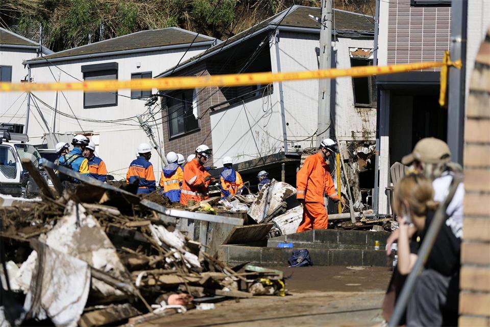 Große Zerstörungen durch eine Schlammlawine infolge der heftigen Regenfälle.-/kyodo/dpa