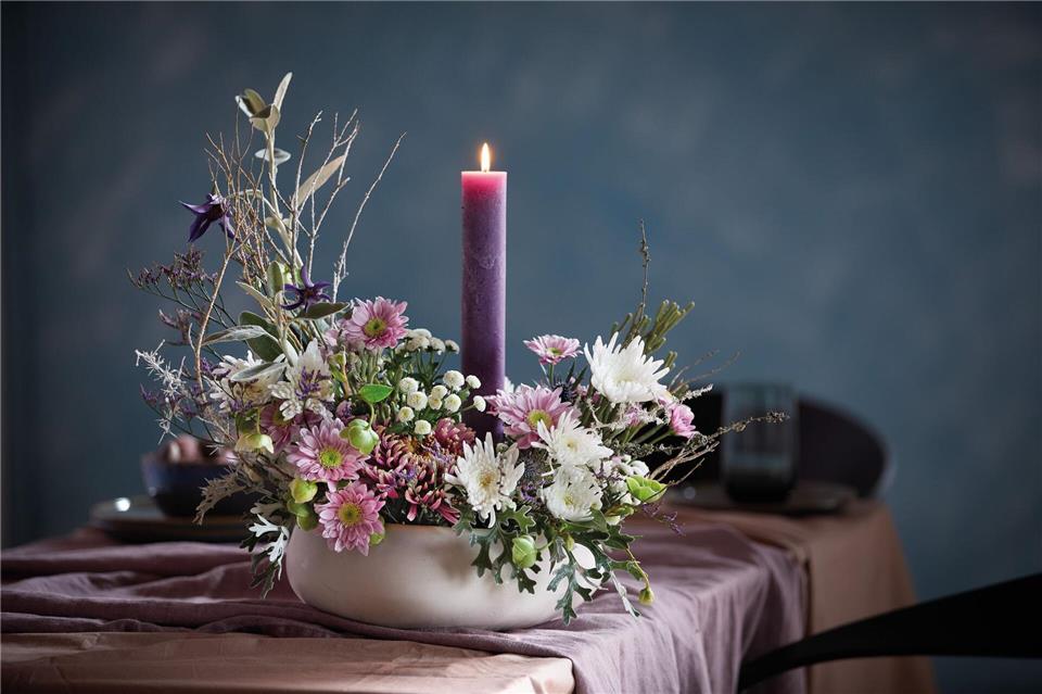 Große und kleine Chrysanthemen entfalten im winterlichen Arrangement ihren zauberhaften Reiz.JustChrys.com/dpa-tmn