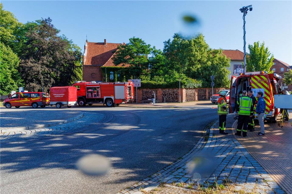 Großeinsatz am Krankenhaus: In Ludwigslust ist in einem Patientenzimmer ein Feuer ausgebrochen. Jens Büttner/dpa