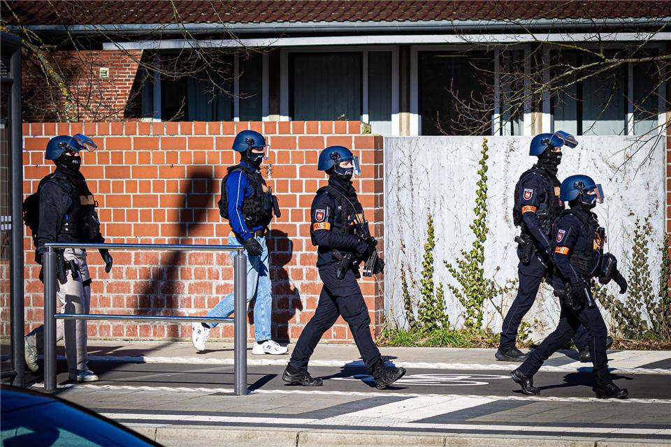 Entwarnung nach Amokalarm an Braunschweiger Gymnasium Großeinsatz an Braunschweiger Schule, die genaue Lage blieb zunächst unklar. Dann kam Entwarnung. Moritz Frankenberg/dpa