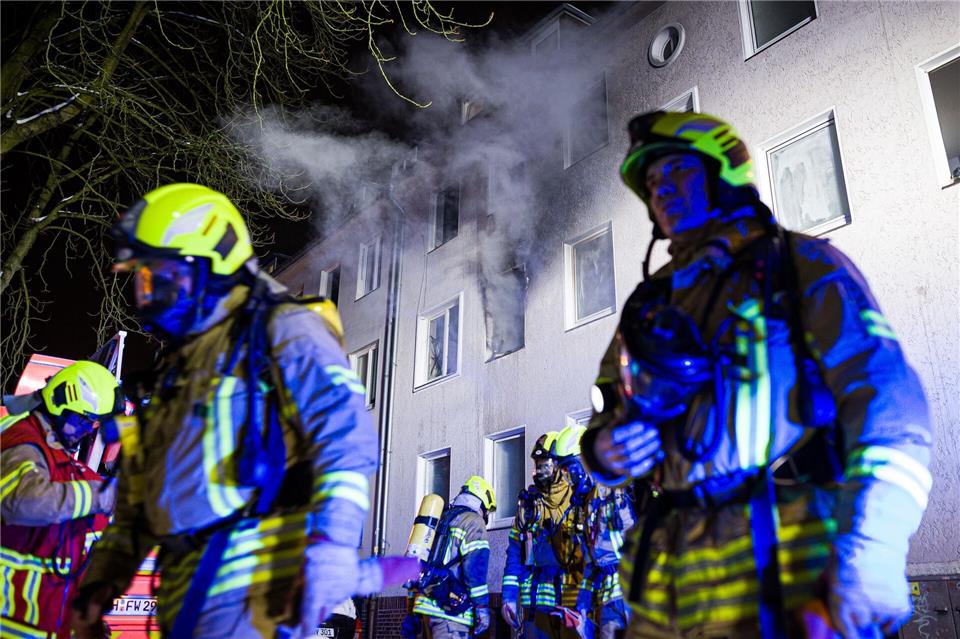 Großeinsatz der Feuerwehr in Ricklingen: Ein 48-Jähriger verliert sein Leben, sechs weitere Bewohner sind verletzt.Moritz Frankenberg/dpa