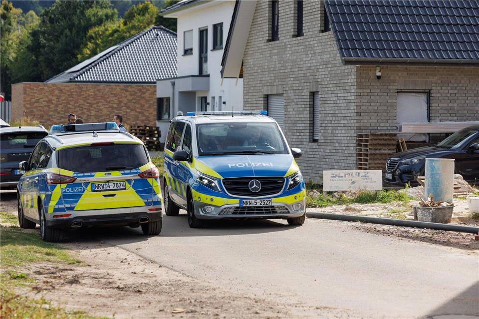 Schüsse auf Wohnhaus - Festnahme in Lübbecke Großeinsatz der Polizei in Lübbecke bei Bielefeld. Aus einem Haus soll auf ein gegenüberliegendes Haus geschossen worden sein. Friso Gentsch/dpa