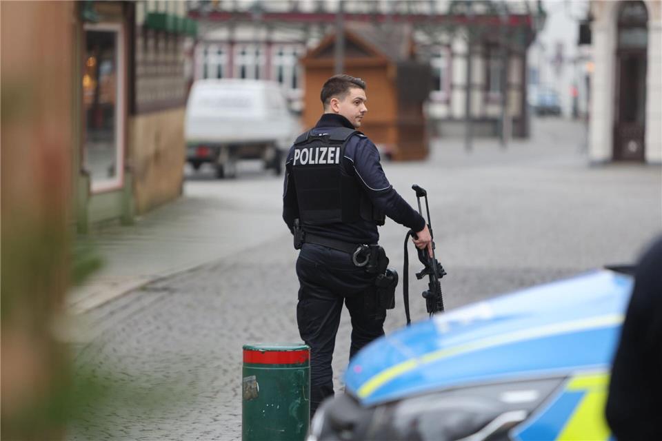 Großeinsatz der Polizei nach einer Bombendrohung in Wernigerode im Harz.Matthias Bein/dpa