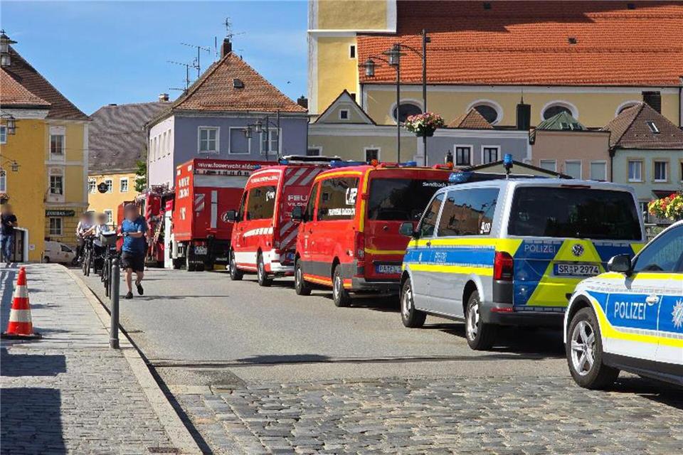 Großeinsatz für Feuerwehr und Rettungskräfte bei einem Säureunfall in Vilshofen.--/Zema Median/dpa