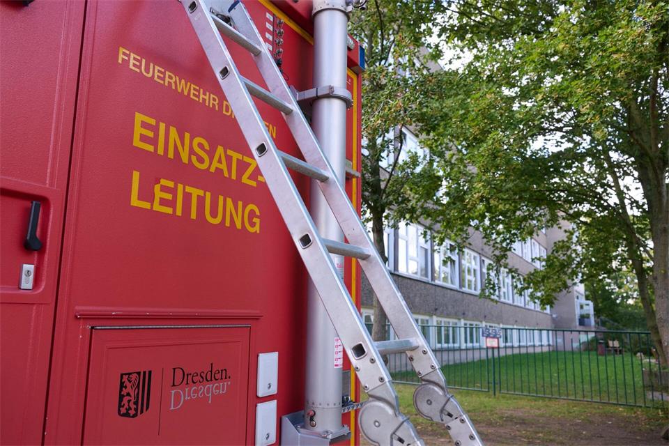 Großeinsatz für Feuerwehr und Rettungskräfte in Dresden: Schüler einer Oberschule klagten über gesundheitliche Beschwerden. Katharina Kausche/dpa