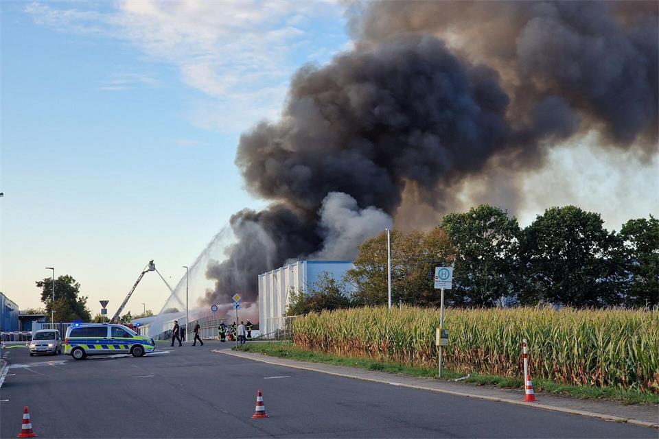 Großeinsatz für die Feuerwehr: Zwei große Kunststoffballen waren auf dem Gelände eines Recyclingbetriebs in Iserlohn in Brand geraten.Justin Brosch/dpa