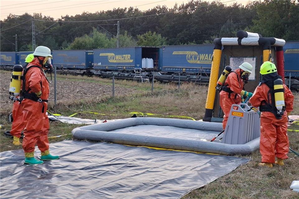 Großeinsatz für die Feuerwehr an einer Bahnstrecke.Kai Moorschlatt/dpa