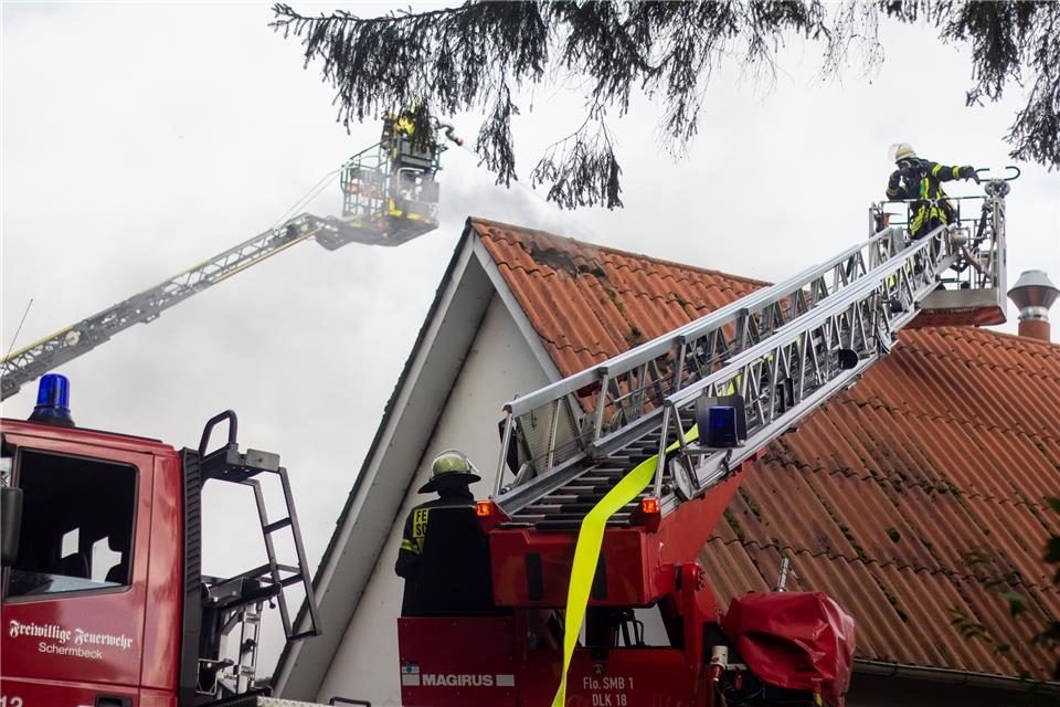 Großeinsatz für die Feuerwehr in Erle: Im Spänebunker einer Tischlerei war Feuer ausgebrochen.