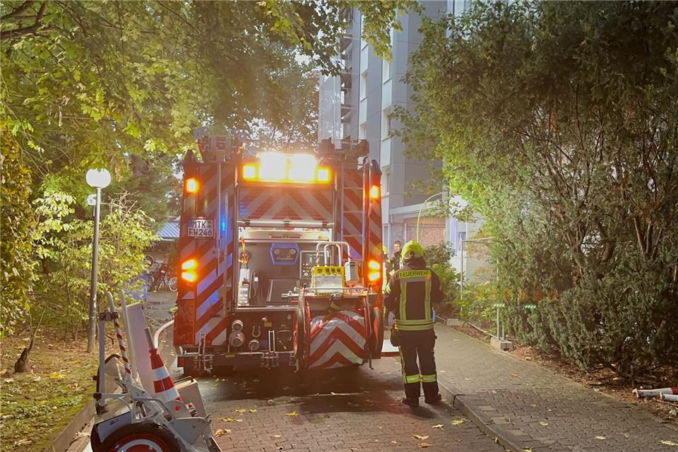 Großeinsatz für die Feuerwehr in Eschborn: Dort ist in einem Mehrparteienhaus ein Feuer ausgebrochen.Siegmar Nolte/dpa