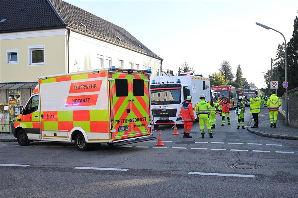 Großeinsatz in München: Bei dem Großeinsatz in einem brennenden Haus in München sind Sprengfallen gefunden worden. Felix Hörhager/dpa