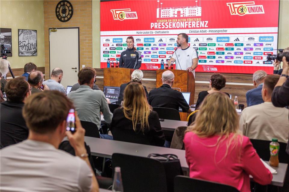 Großer Andrang: Die erste Pressekonferenz mit Trainerin Eta. Andreas Gora/dpa