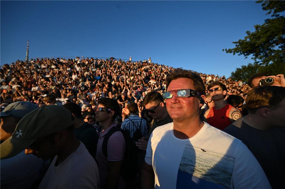 Großer Andrang herrschte auch in Deutschland, um die partielle Sonnenfinsternis zu beobachten - wie hier im Münchner Olympiapark.Felix Hörhager/dpa