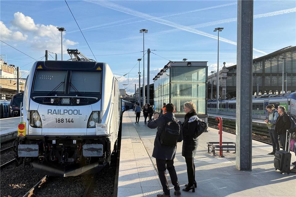 Großer Bahnhof für den neuen Zug bei der ersten Fahrt im Gare du Nord.Michael Evers/dpa