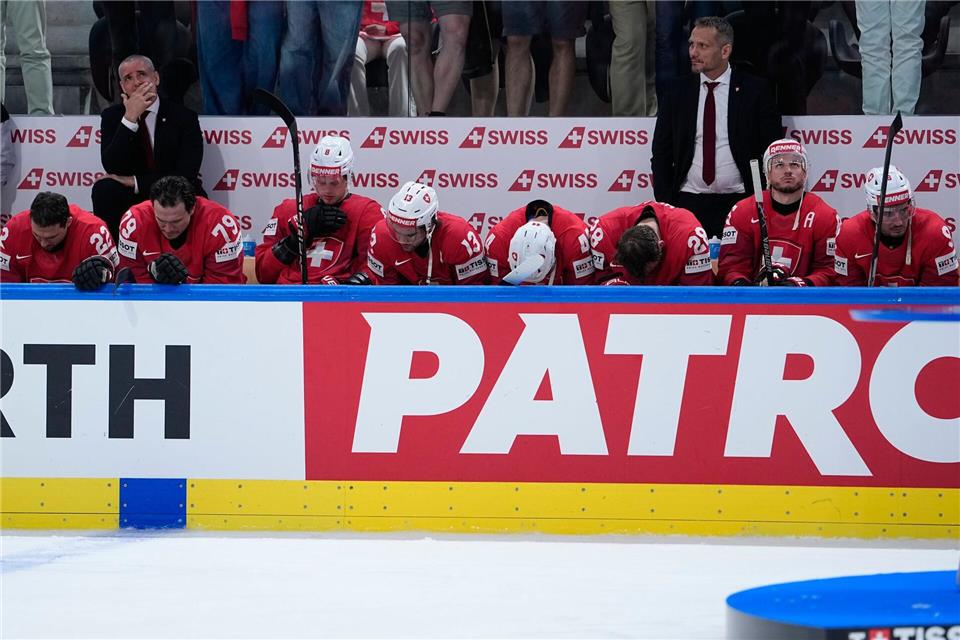 Großer Frust bei den Schweizern nach der erneuten Final-Niederlage.Darko Bandic/AP/dpa