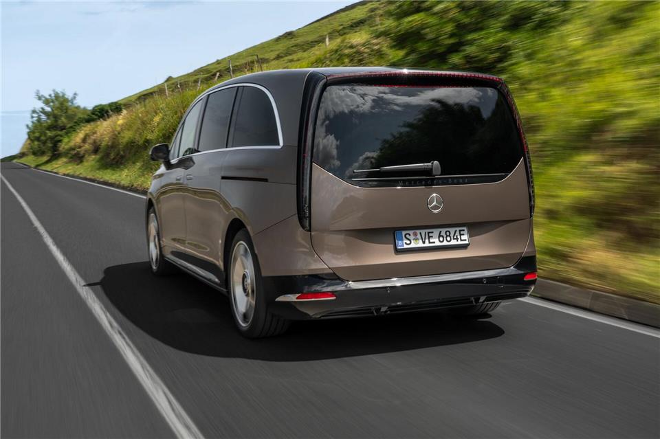 Großer Gleiter: Der rund 5,30 Meter lange VLE wirkt auch Dank Hinterachslenkung handlicher als er vielleicht den Anschein erwecken würde.Henri Bubeck/Mercedes-Benz AG/dpa-tmn