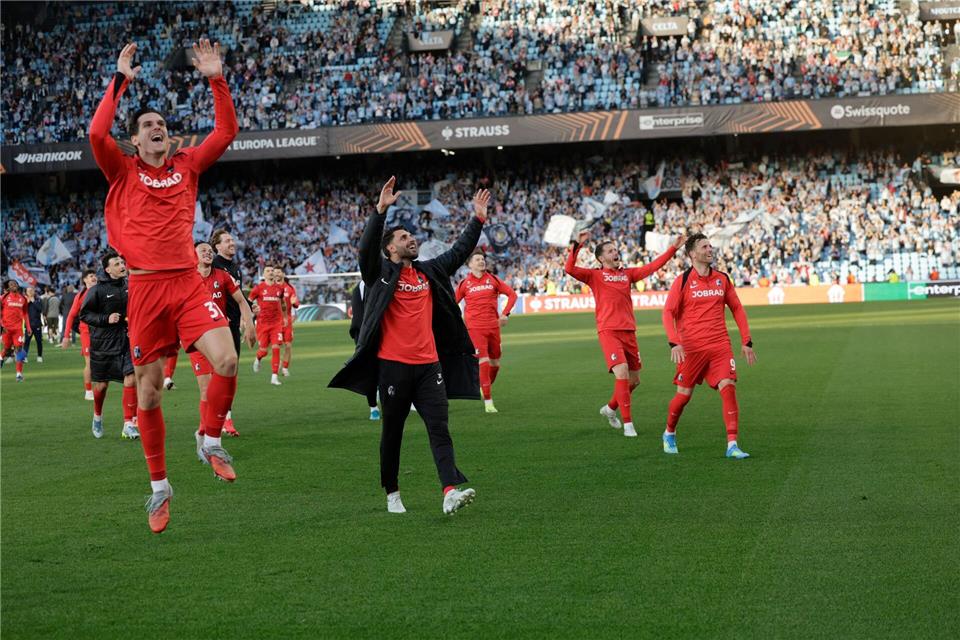 Großer Jubel: Die Freiburger feiern den Halbfinal-Einzug.Lalo R. Villar/AP/dpa