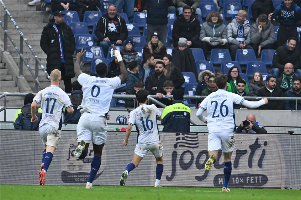 Großer Jubel bei Darmstadt 98 nach dem Siegtreffer von Hiroki Akiyama (M) in Hannover. Swen Pförtner/dpa
