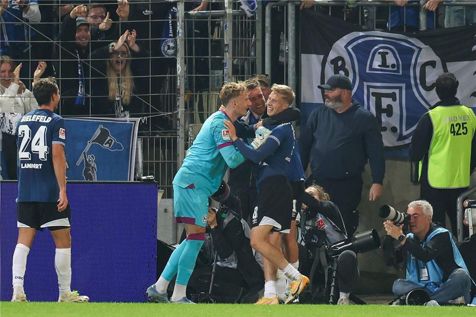 Großer Jubel bei den Bielefelder Spielern nach dem geglückten Auftakt.Friso Gentsch/dpa