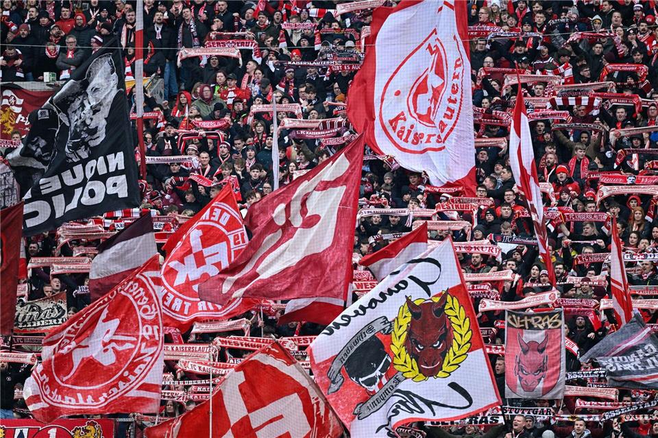 Kaiserslautern feiert 3:0: „Wenn fast das Dach wegfliegt...“ Großer Jubel bei den FCK-Fans nach dem 3:0Uwe Anspach/dpa