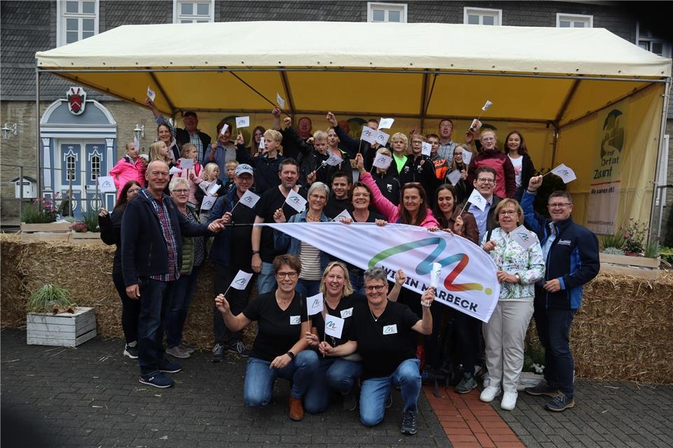 Großer Jubel bei der Marbecker Delegation als die Gewinner beim Landeswettbewerb „Unser Dorf hat Zukunft“ bekanntgegeben wurden.