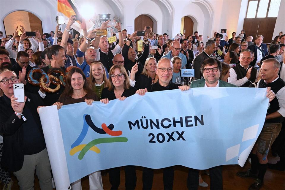 Großer Jubel im Münchner Rathaus nach der Entscheidung des DOSB.Felix Hörhager/dpa