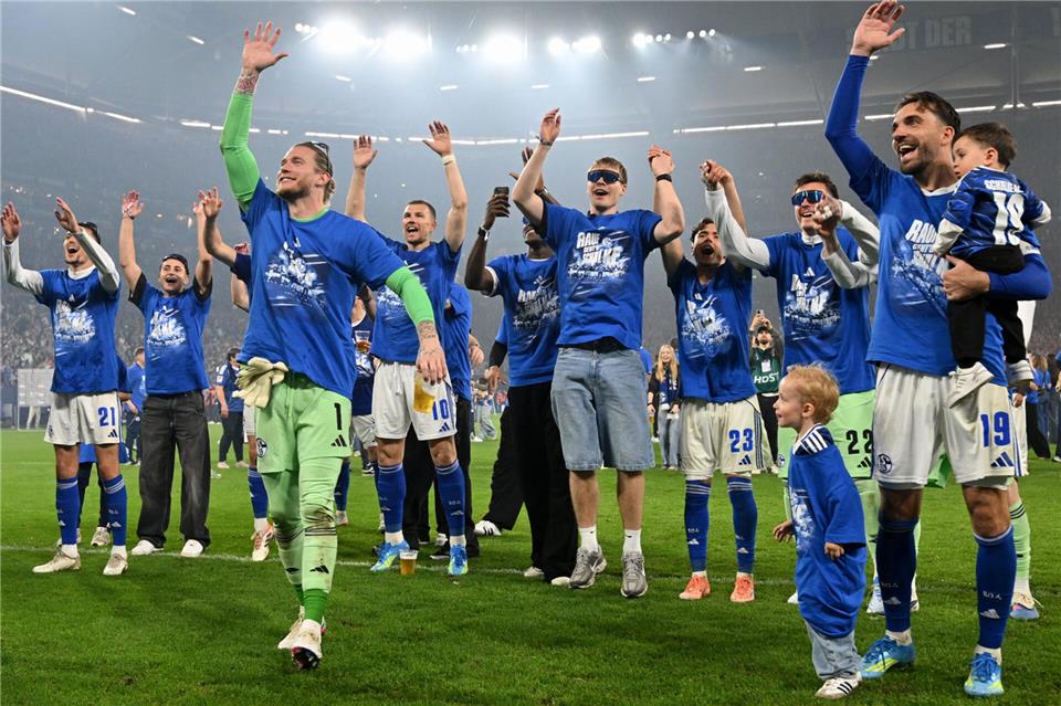 Großer Jubel nach dem sicheren Aufstieg: Neben den Fans feierten auch die Spieler. Hier unter anderem Torwart Loris Karius (grünes Trikot) und Kapitän Kenan Karaman (rechts mit Nachwuchs auf dem Arm).