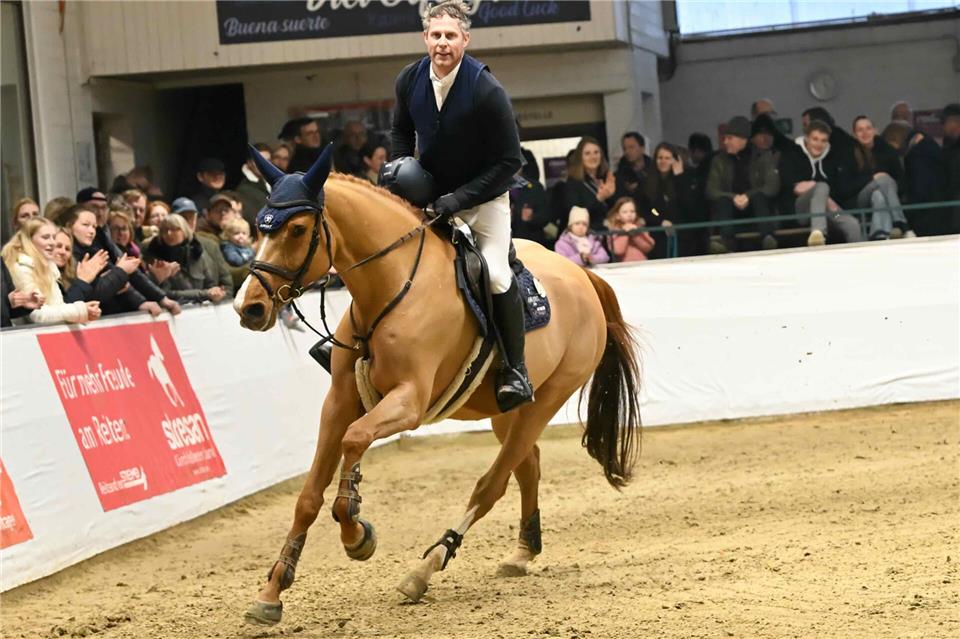 Großer-Preis-Sieger, wie schon 2024: Jubel um Johannes Ehning nach dem Siegesritt auf Kira.