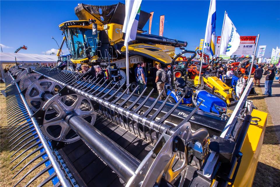 Agrar-Messe MeLa eröffnet - Schwesig dankt Bauern Großes Gerät bei der letzten MeLa 2024. (Archivbild)Jens Büttner/dpa