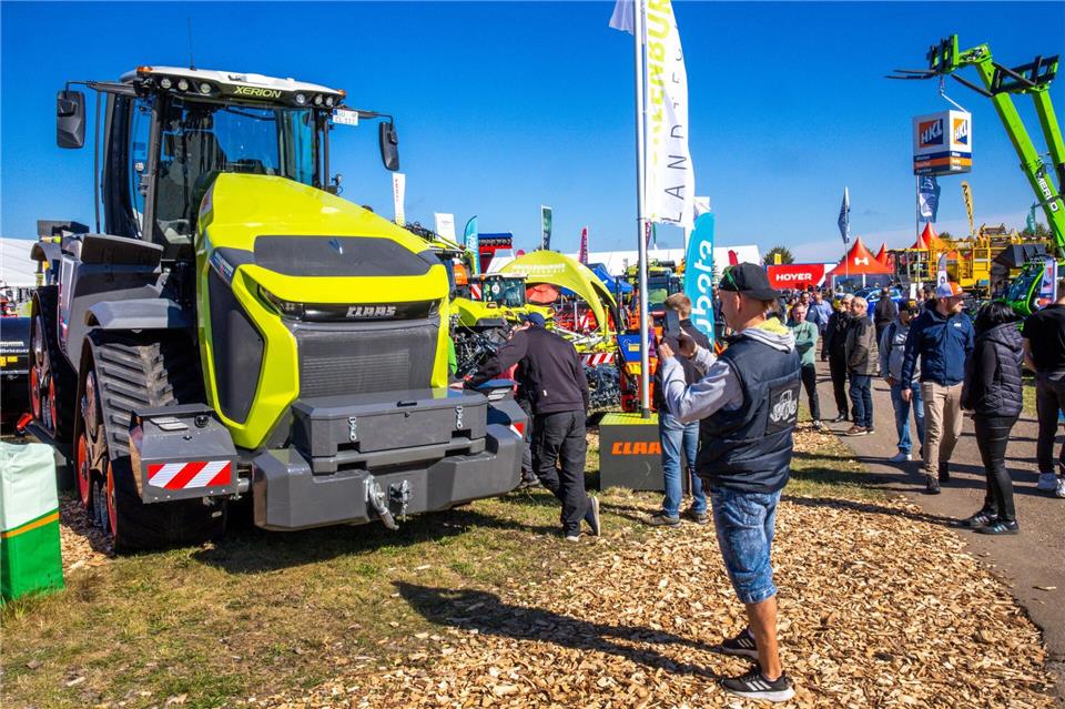 Bauerntag auf der MeLa - Backhaus diskutiert mit Landwirten Großes Gerät bei der vorigen MeLa 2024. (Archivbild)Jens Büttner/dpa