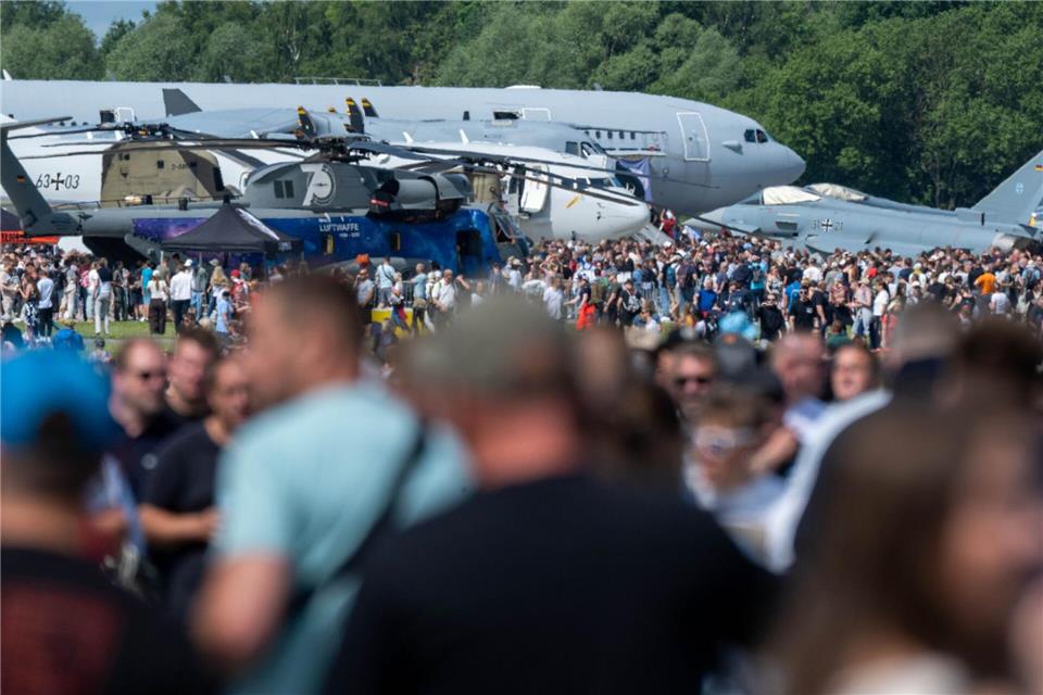 Großes Gerät der Bundeswehr konnten die Besucher aus der Nähe sehen. Stefan Sauer/dpa