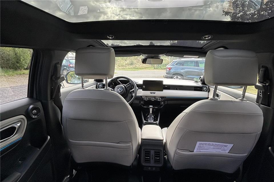 Der Hybrid unter den Kompakt-SUVs Großes Raumgefühl dank Panoramadach aus Glas