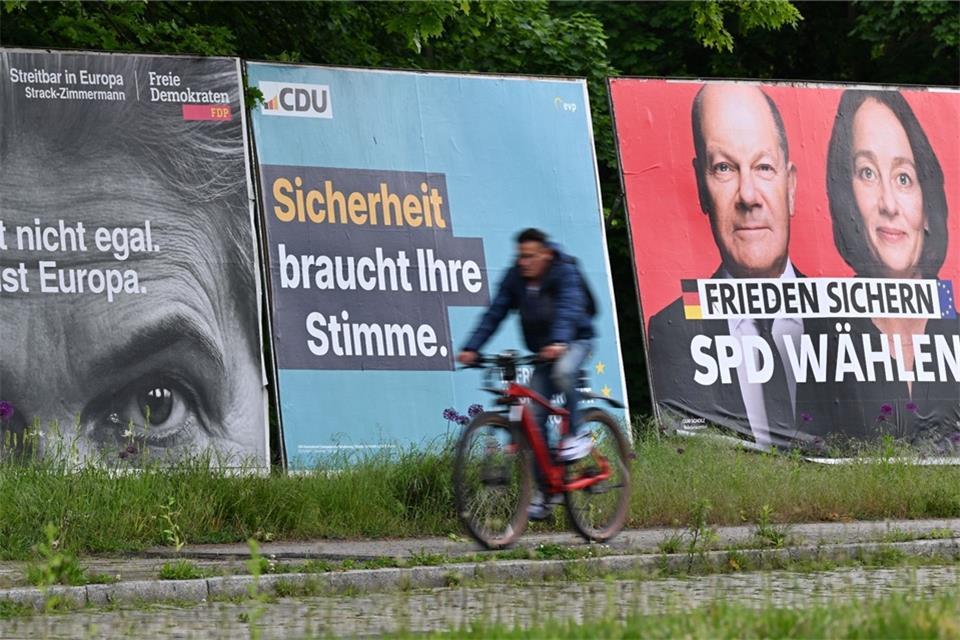 Großplakate der Parteien zur Europawahl.