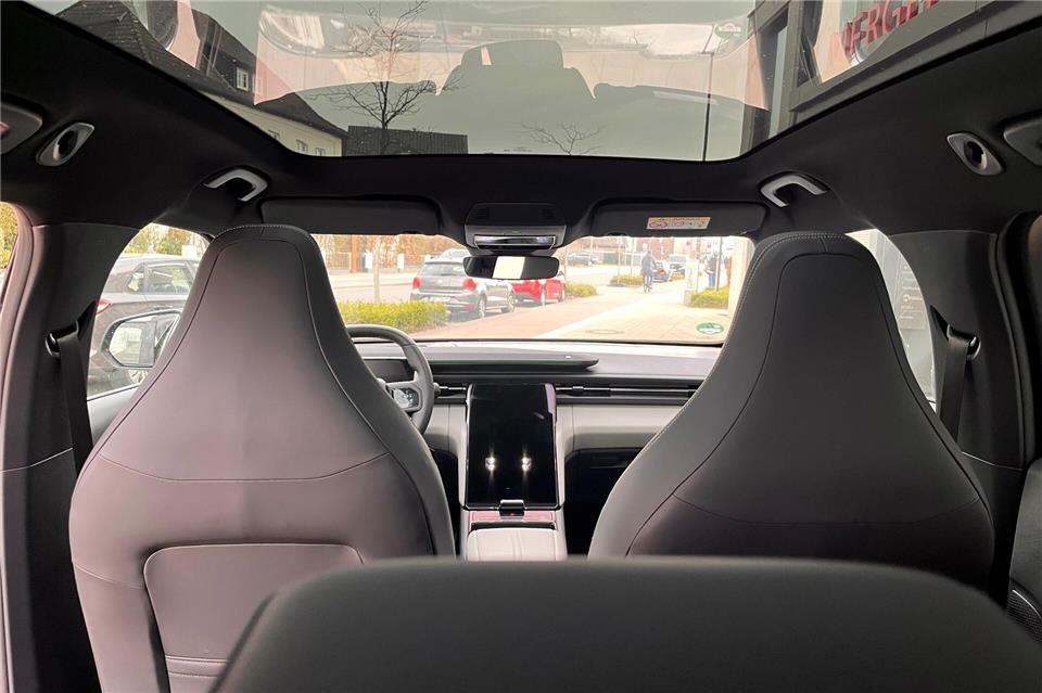 Großzügiger Innenraum, edle Haptik und viel Licht durchs Panoramadach.