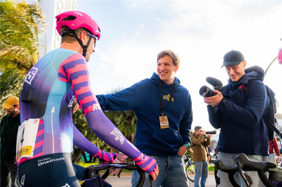 Gründer und Hauptdarsteller: Der Niederländer Bas Tietema (M) ist das Gesicht der Unibet Rose Rockets.Unibet Rose/Joren Benjamins /dpa