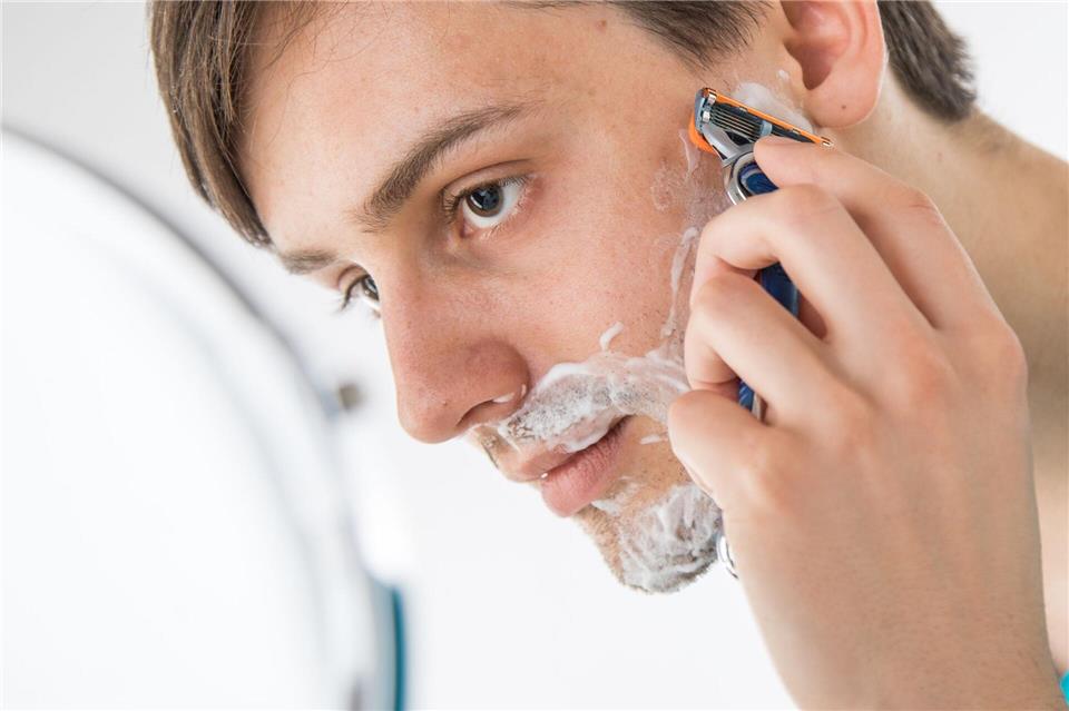 Gründlich und preiswert? Die Stiftung Warentest hat 16 Systemrasierer und vier klassische Rasierhobel unter die Lupe genommen.Christin Klose/dpa-tmn