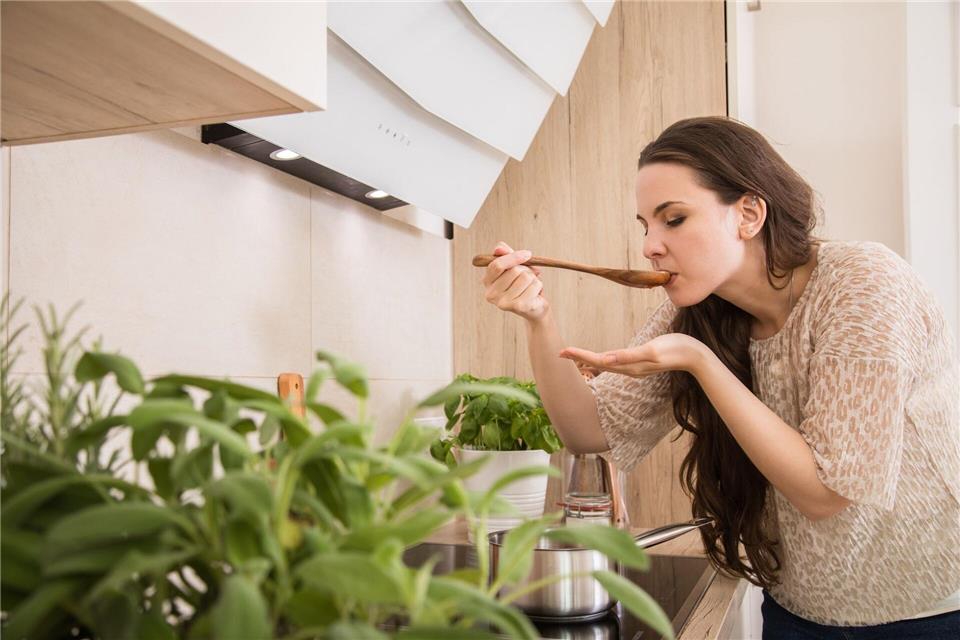 Gründonnerstag auf dem Teller: Die „Grüne Neune“ verbindet Tradition und Saisonküche – eine Frühlingssuppe mit frischen Kräutern, die sich rund um Ostern draußen finden lassen.picture alliance / dpa-tmn