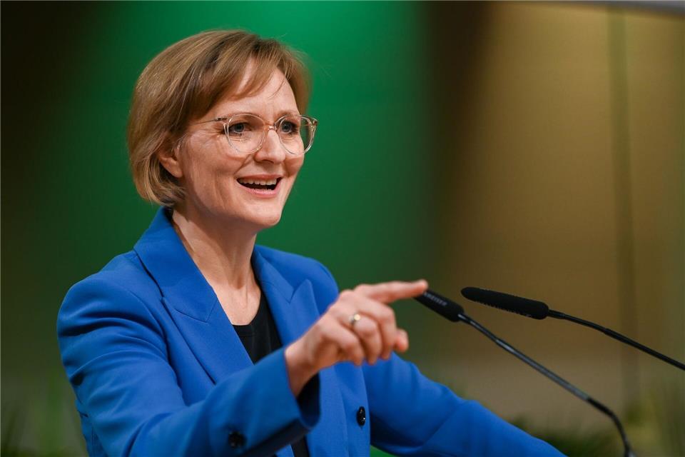 „Er scholzt“: Grünen-Chefin wirft Merz Führungsschwäche vor Grüne-Bundesvorsitzende Franziska Brantner spricht beim Landesperteitag in Thüringen. Heiko Rebsch/dpa