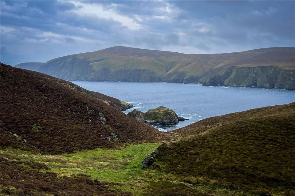 Bei den Spinnern: Die Shetlands als Mekka der Strick-Szene Grüne Hügel, schroffe Felsen, viel Wasser: Die Landschaft der Inseln ist einsam und wild, wie hier im Hermaness Nature Reserve im Norden von Unst.Verena Wolff/dpa-tmn