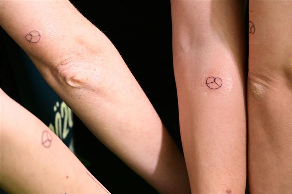 Grüne-Wahlkampfhelfer haben sich Brezel-Tattoos stechen lassen.Bernd Weißbrod/dpa