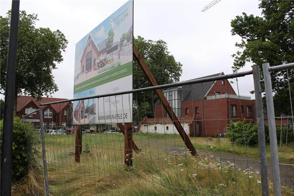 Grüne Wiese statt Baustelle: Die Realisierung des Dorfgemeinschaftshauses verzögert sich.