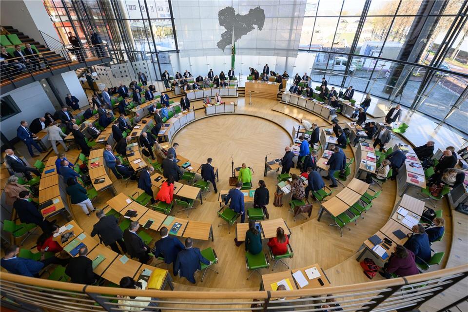 Grüne und Linke kritisieren die Arbeit der Minderheitsregierung in Sachsen. (Archivbild)Robert Michael/dpa