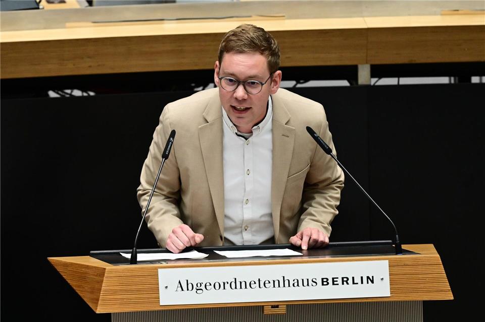 Grünen-Abgeordneter Vasili Franco hat sich für ein autofreies Kreuzberg am 1 Mai ausgesprochen. Sebastian Christoph Gollnow/dpa